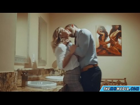 ❤️ Xa i-blonde ene-busty ikuhenda kwindlu yangasese yoluntu Amanyala kuthi ❌️❤